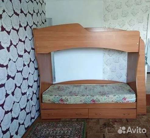 Двухъярусная кровать с матрасами