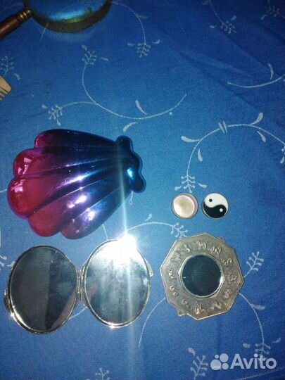 Зеркальце, щётка для волос и пульверизатор