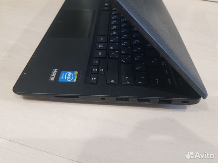 Ноутбук Asus F200M