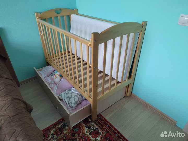 Детская кроватка с маятником