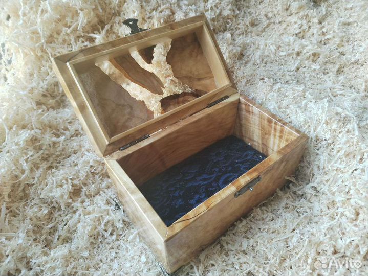 Шкатулка деревянная с эпоксидной смолой