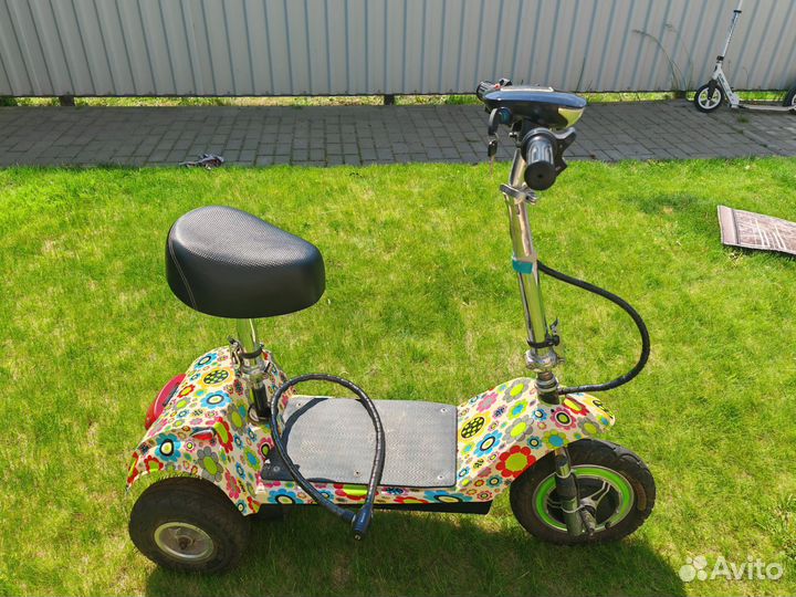 Трехколесный электросамокат