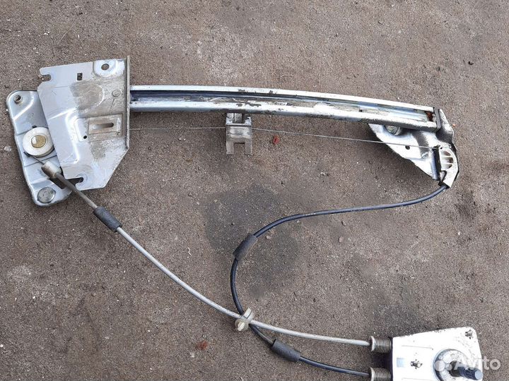 Задний правый стеклоподъёмник mazda 323 ba