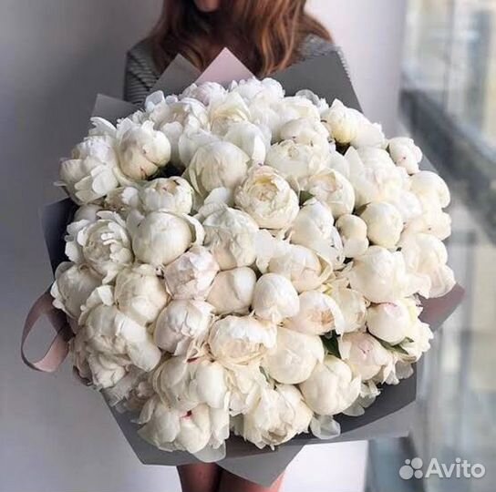 Букет из белых и розовых пионов пионы