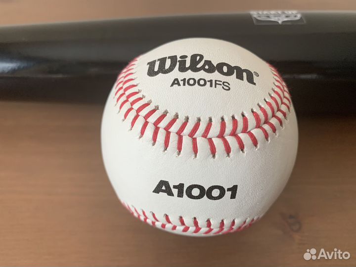 Бейсбольная бита и мяч Wilson