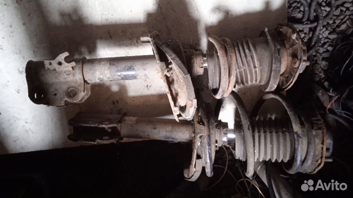 Стойки передние Toyota Camry xv10