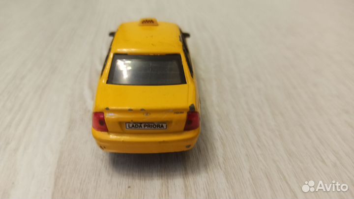 Модель автомобиля приора седан 1/43