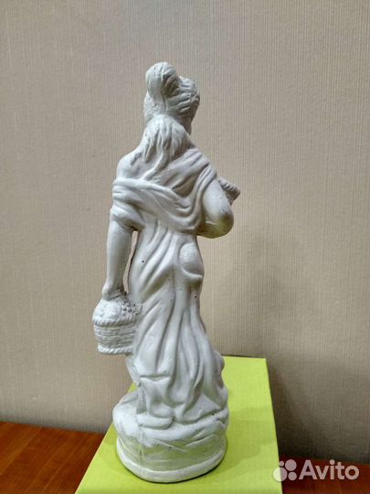 Статуэтка девушка с корзиной в античном стиле