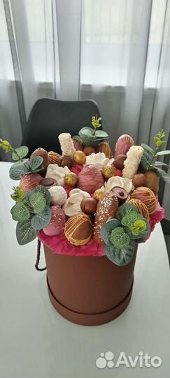 Сладкие букеты, пирожные, клубника в шоколаде