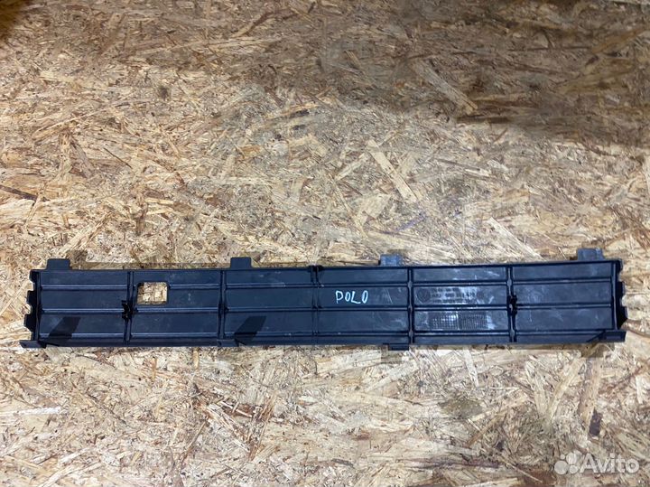 Накдладка центральной решетки бампера VW Polo