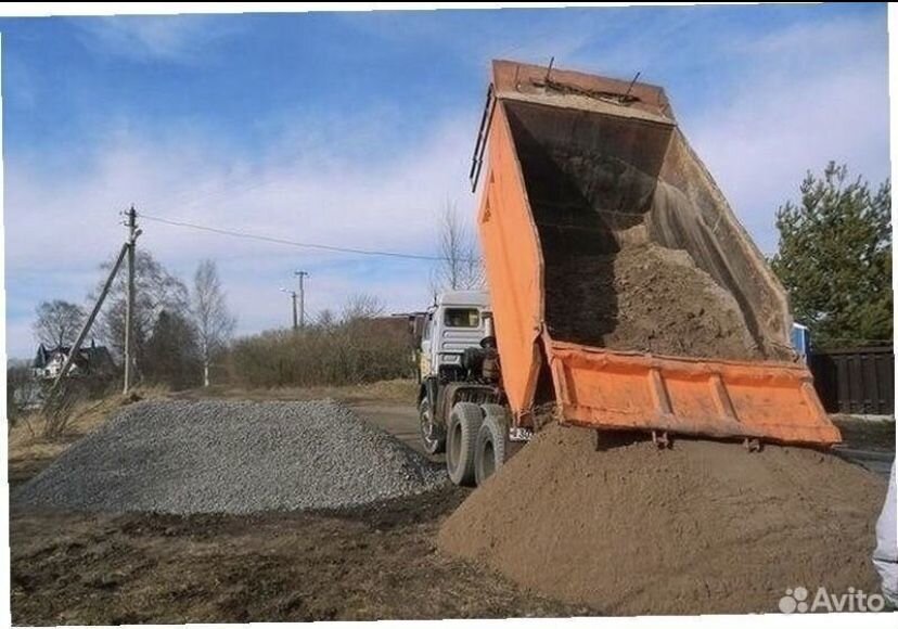 Погрузка щебня. Грунт самосвал. Камаз самосвал выгружается. Отсыпка строительной площадки. Камаз выгружает пгс.