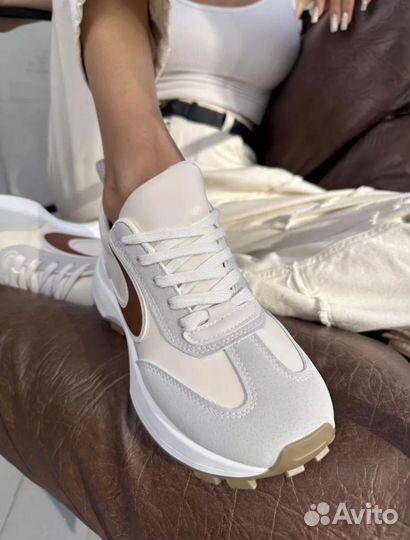 Кроссовки женские