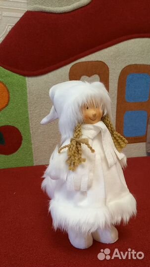 Кукла интерьерная Девочка в белой шубке 41 см