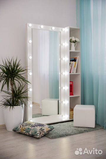 Гримерное зеркало с лампочками