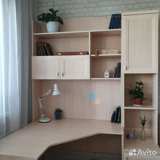 Угловой письменный стол с надстройкой