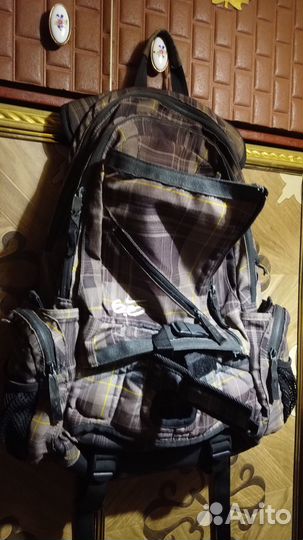 Трекинговый рюкзак с хитрыми отсеками и утяжками