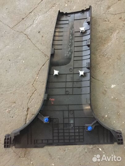 Обшивка стойки средней нижняя левая Kia Rio 4