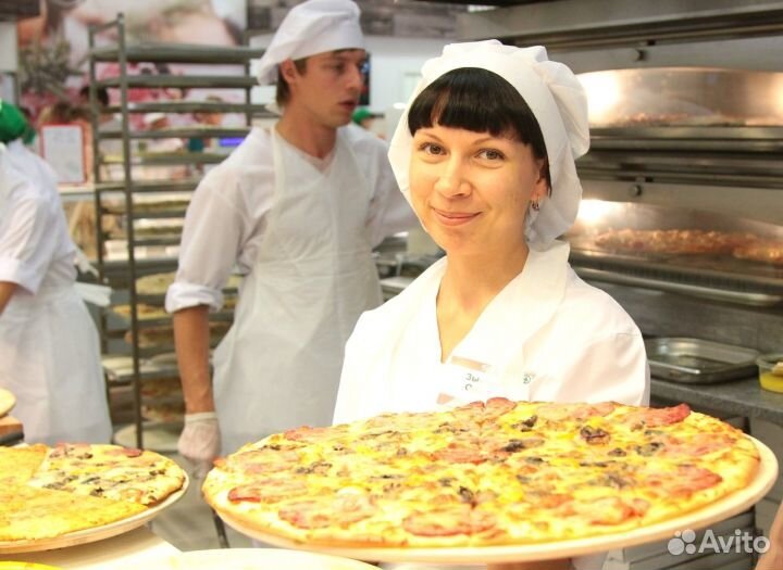 Повар пиццы в супермаркет