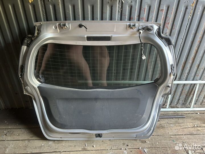 Дверь багажника на toyota vitz 2012