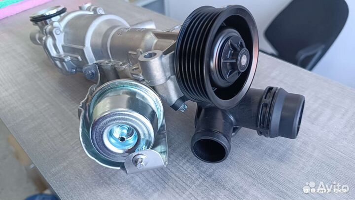 Водяной насос (помпа) на Мерседес w212 оригинал