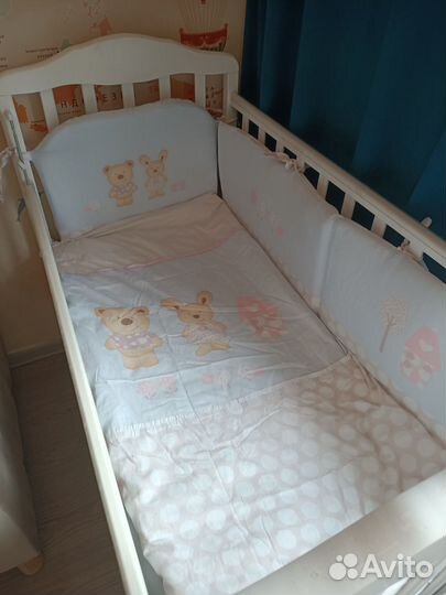 Кроватка детская с маятником