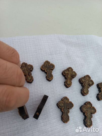 Крестик из янтаря в деревянном обкладе