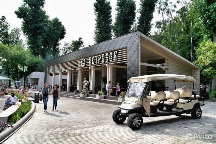 Официанты в дружную команду