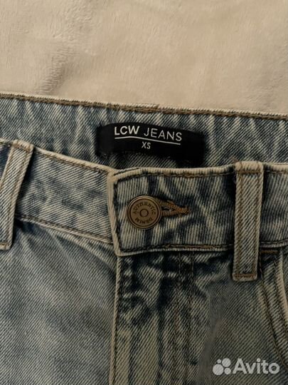 Джинсовая юбка с разрезом