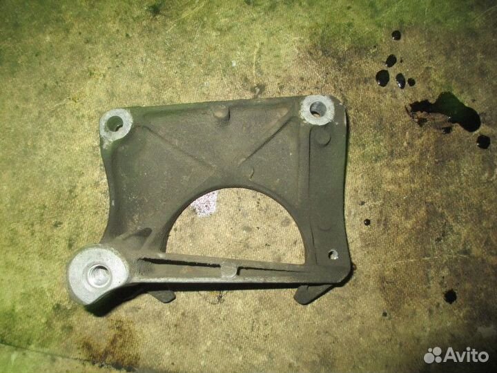 Кронштейн опоры двигателя BMW 5-серия E60/E61 2003