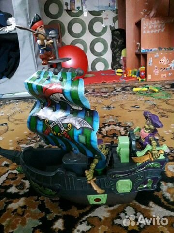 Пиратский корабль с пиратами