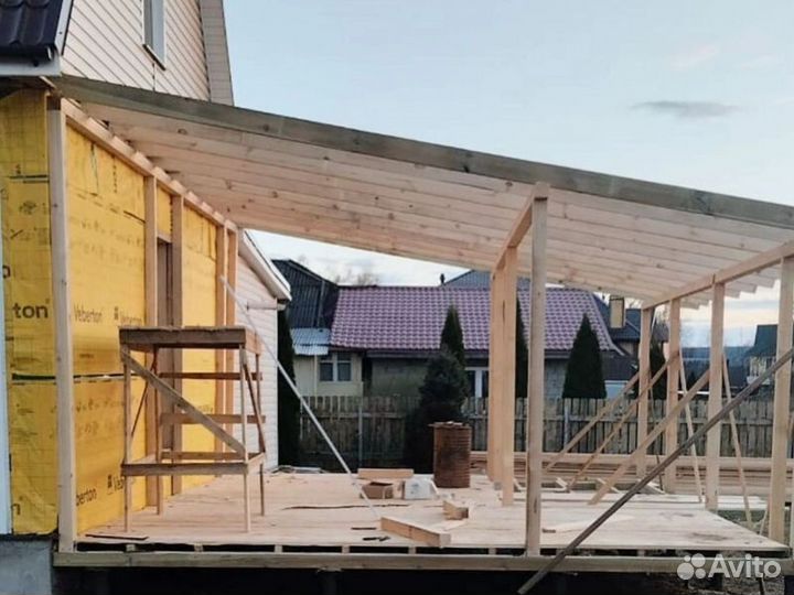 Бригада строителей, монтаж кровли