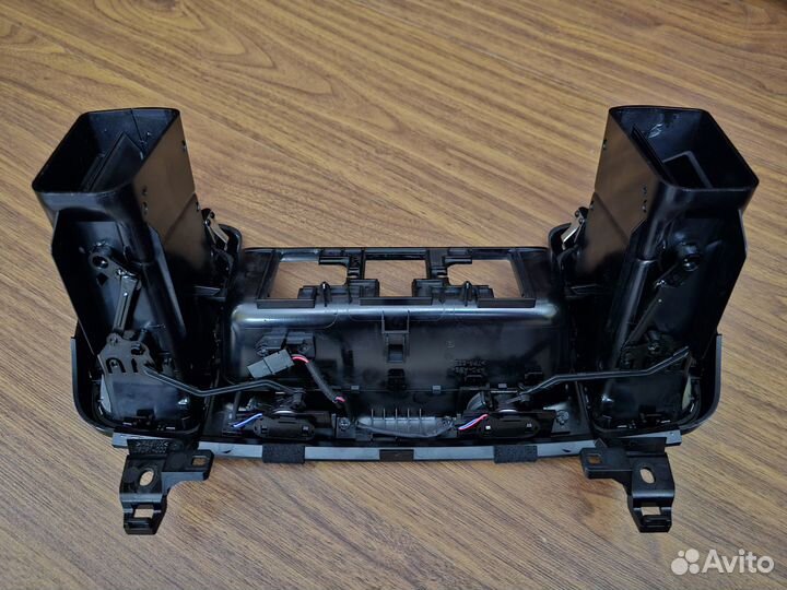 Дефлектор воздушный центральный Mercedes-Benz