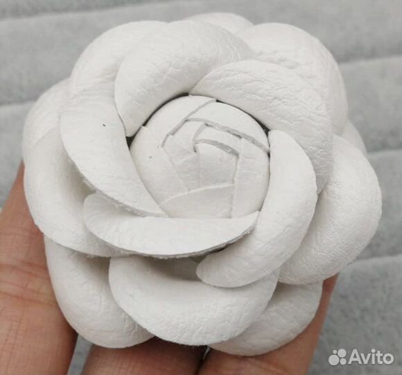 Брошь роза из эко кожи резинка для волос