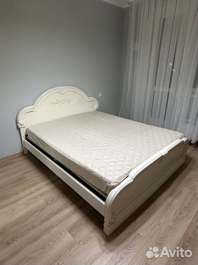 Кровать двухспальная и шкаф