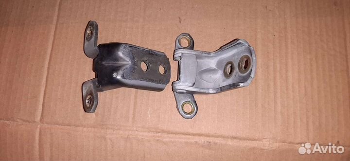 Петли tiida перед левый