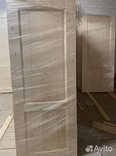 Деревянные двери из массива сосны