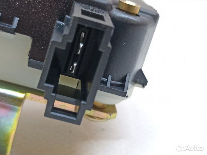 Замок стекла багажника Volkswagen Touareg 7L AXQ