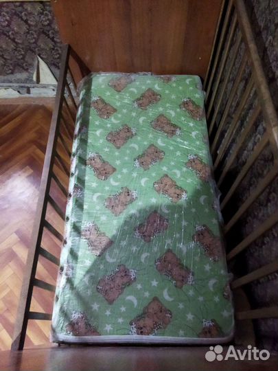 Детская кроватка с поперечным маятником