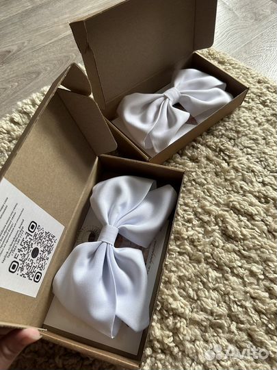 Большой белый бант на заколке