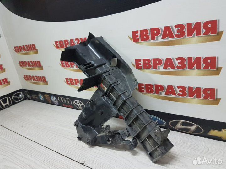 Кронштейн замка двери передний правый Ford Focus