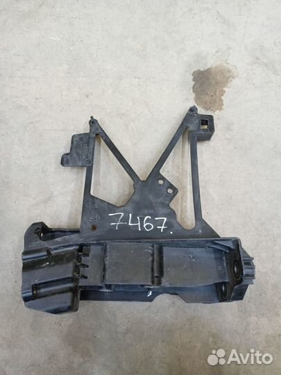 Кронштейн передней панели левый Mercedes-Benz X253