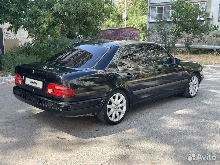 Mercedes-Benz E-класс 2.4 AT, 1998, 555 850 км