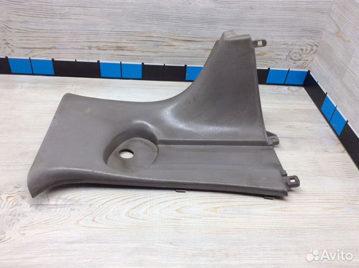 Обшивка стойки задняя правая Mitsubishi L200 KB