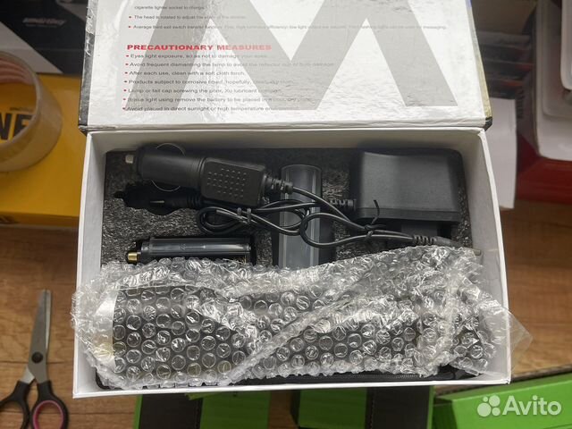 Фонарь и батарейка