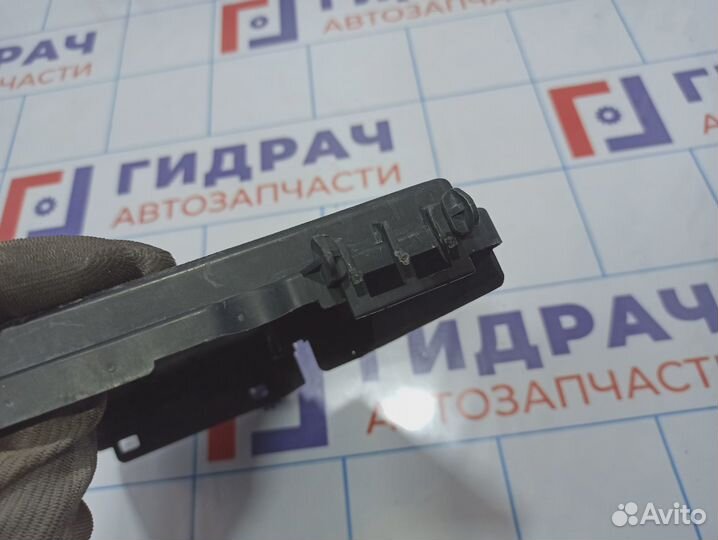 Крышка блока предохранителей Ford Focus 3 1695809. Дефект