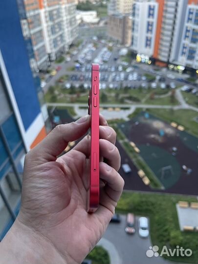 iPhone 12 красный