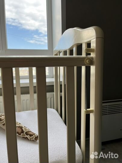 Детская кроватка с маятником