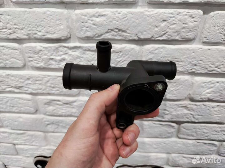 Фланец тройник системы охлаждения 06A121132A