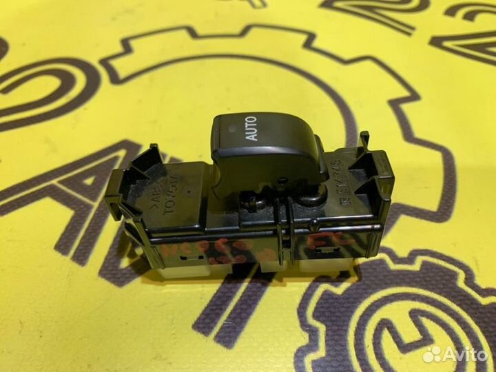 Кнопка стеклоподъемника передняя левая Toyota Ist