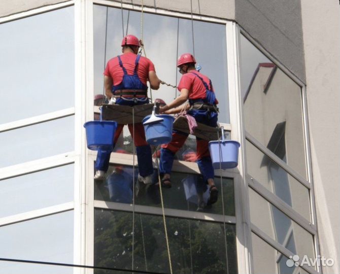 Мойка окон и фасадов зданий, работа альпинистов